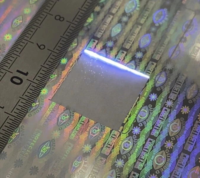 Ablazione laser MOPA 20 W ad alta energia di uno strato di alluminio su film di sicurezza olografico