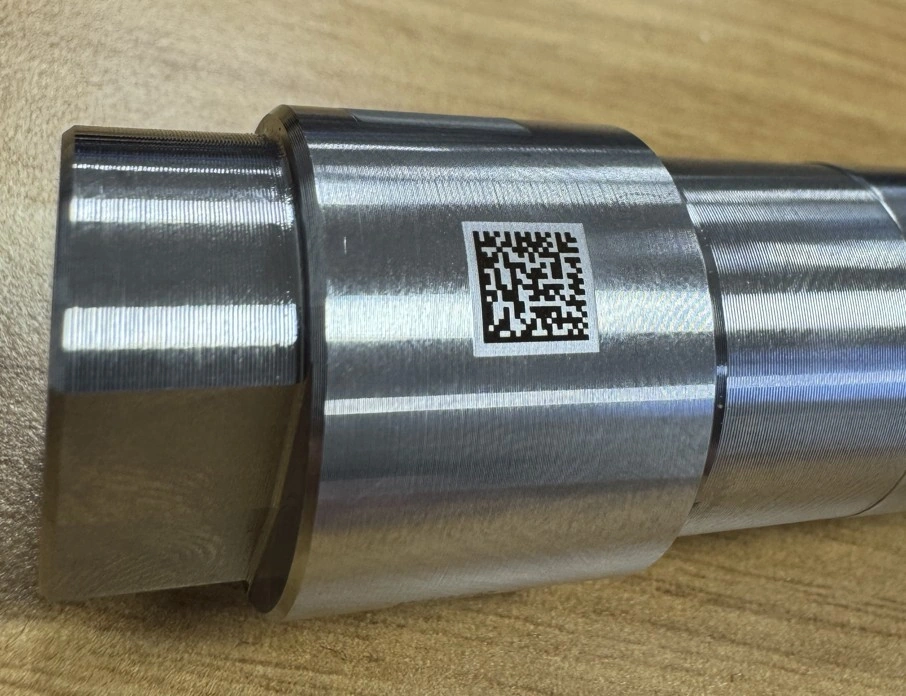 DataMatrix marqué au laser MOPA 20 W sur une pièce automobile, dans une zone préparée par décapage préalable