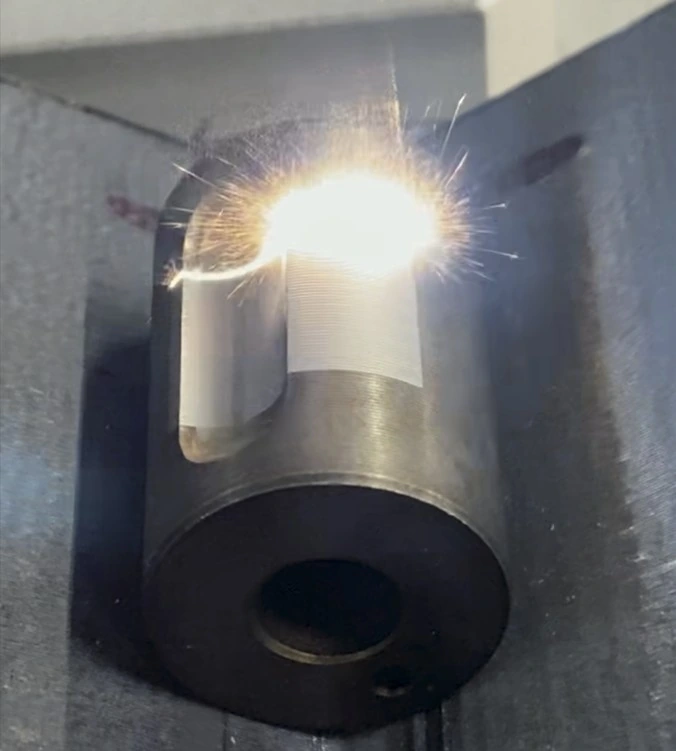 Décapage au laser MOPA 100 W d’une pièce en acier présentant des résidus de trempe et d’huile