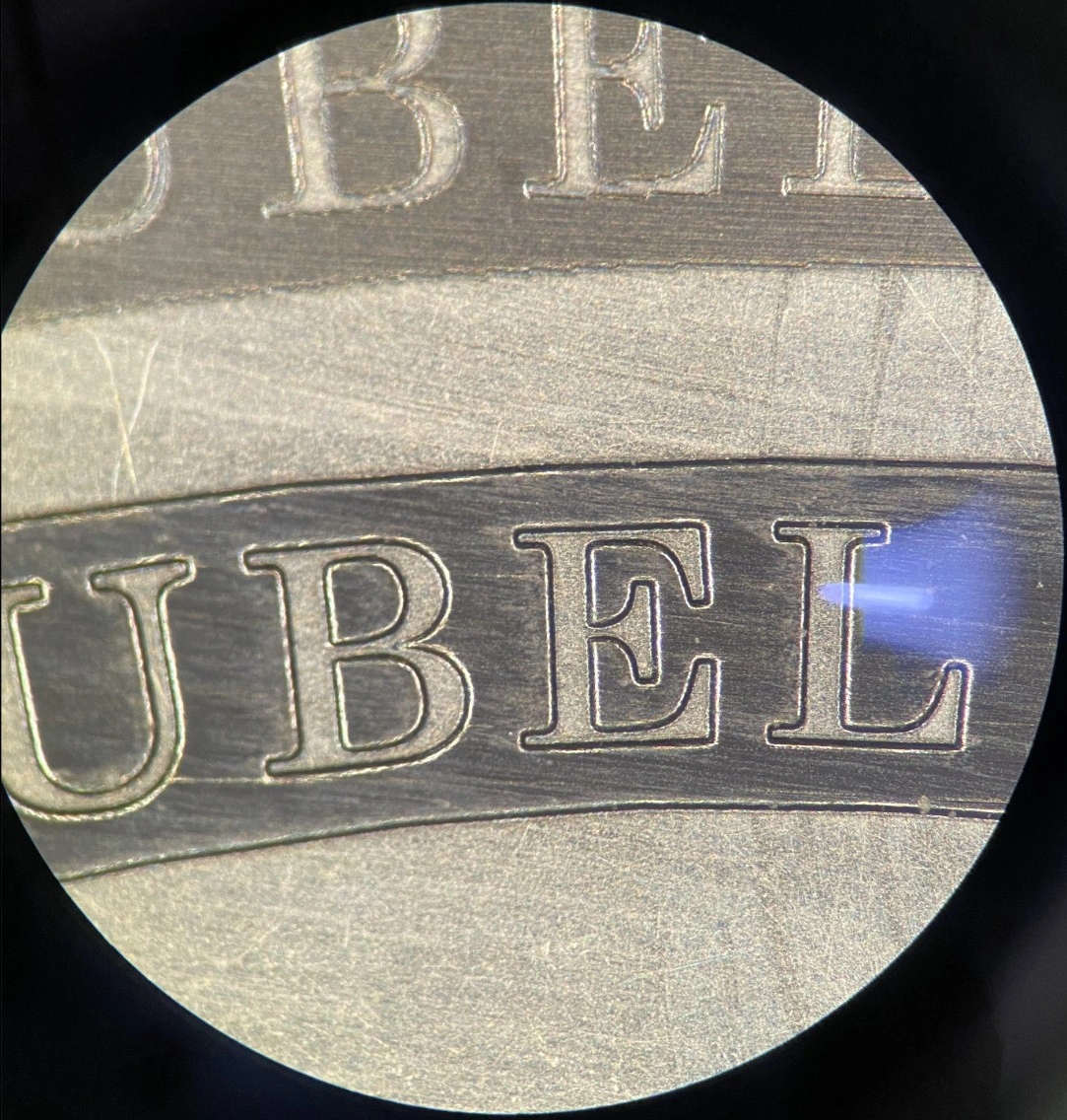Tief dekorative Lasergravur auf einem Uhrteil aus Titan