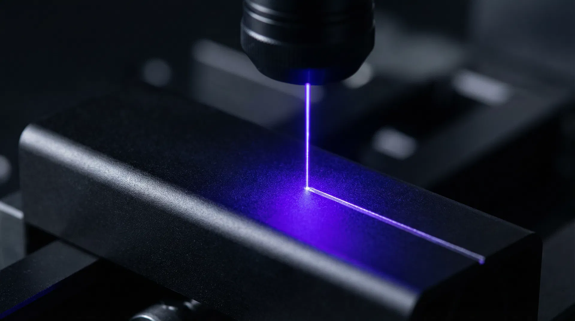 Faisceau laser UV au-dessus d’une surface métallique