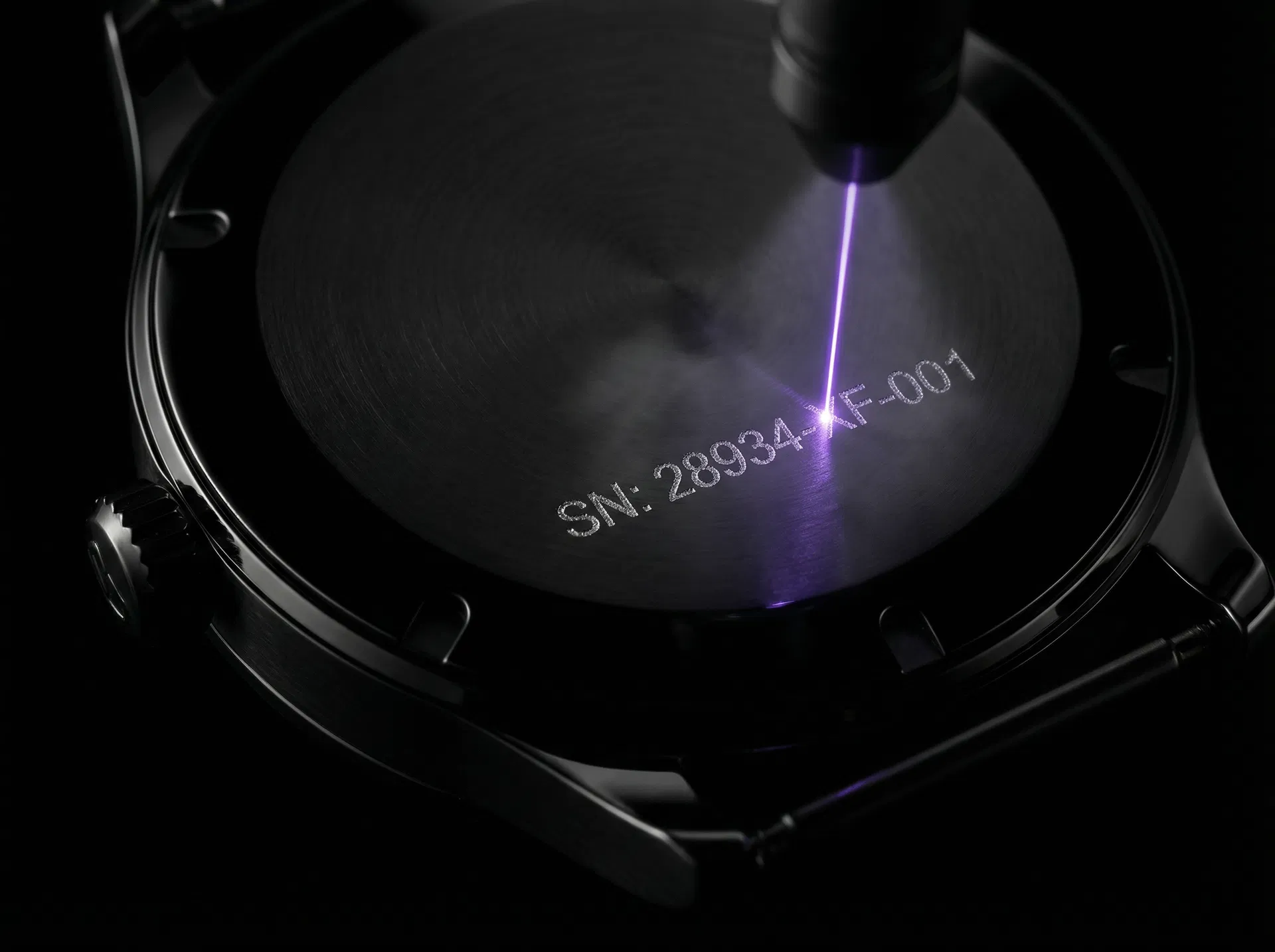 Boîtier de montre et faisceau laser sur revêtement de surface