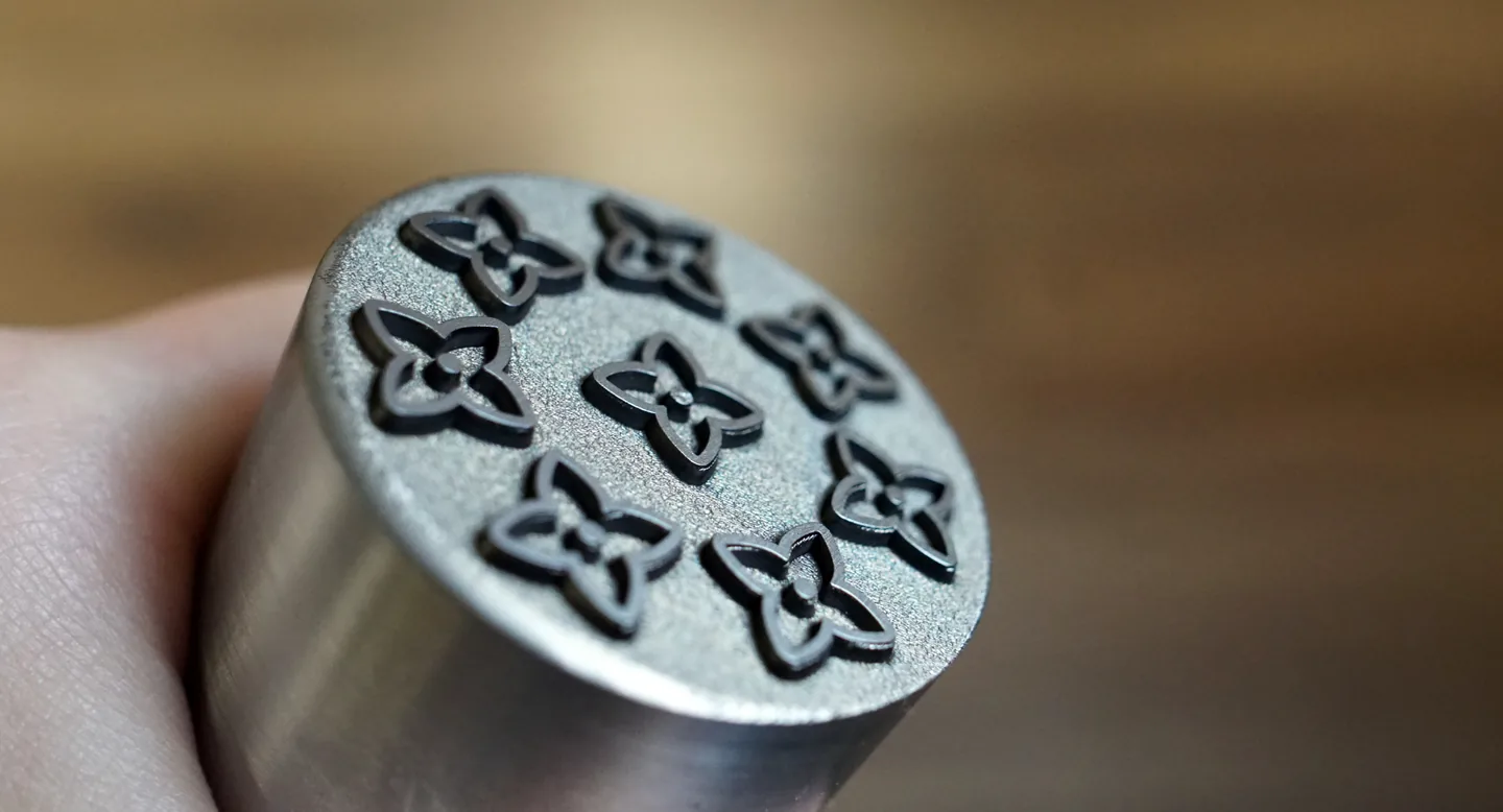Pièce métallique gravée au laser avec un motif de précision