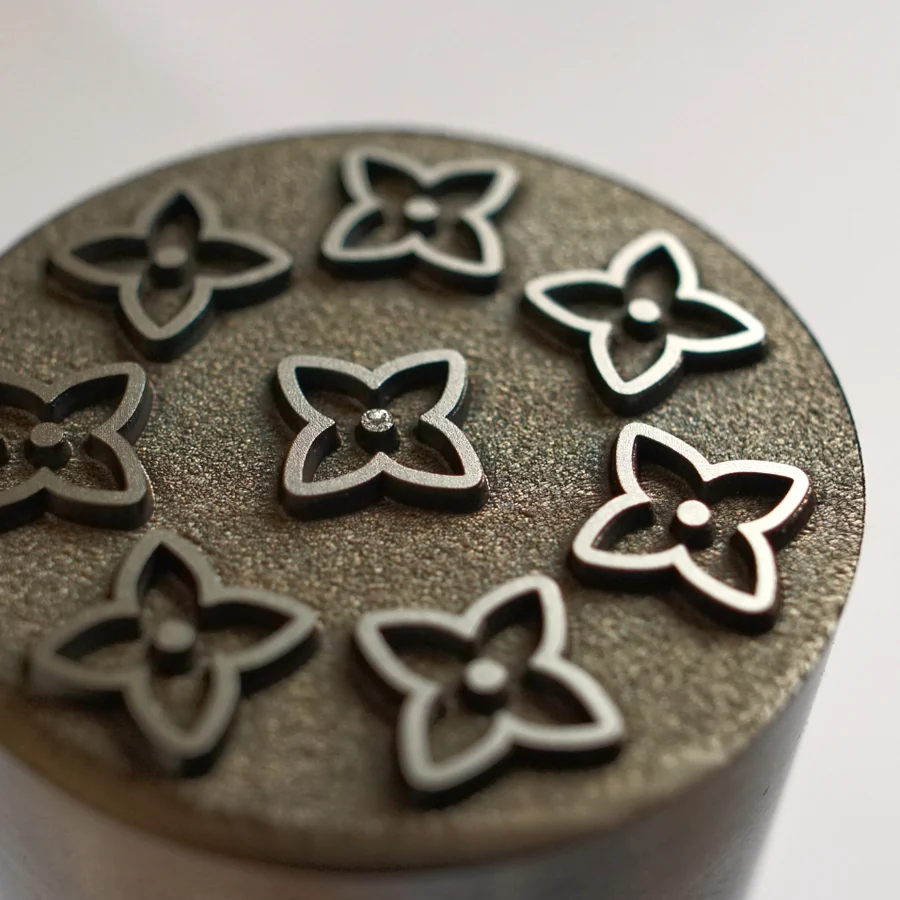 Motifs gravés au laser sur métal