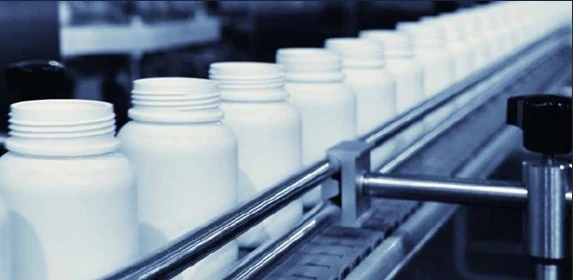 Ligne de production : flacons sur convoyeur, marquage à la volée